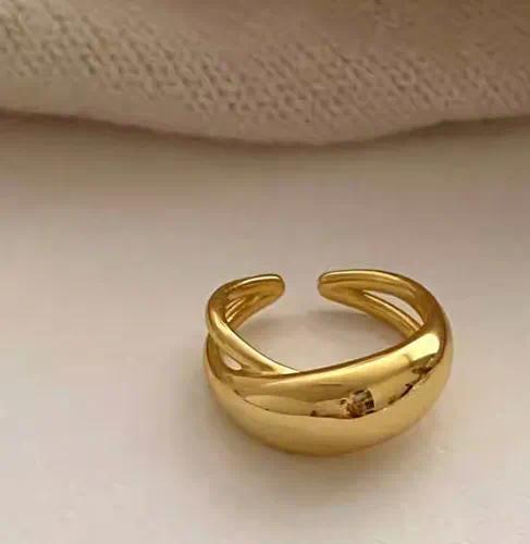 Anillo elegante forma "C"