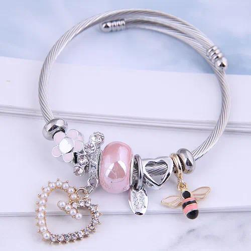 Pulsera plateada con charms y piedra rosa*